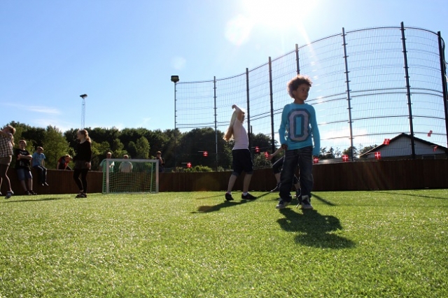 Lars Laj Echipament pentru sport, Arene de joc