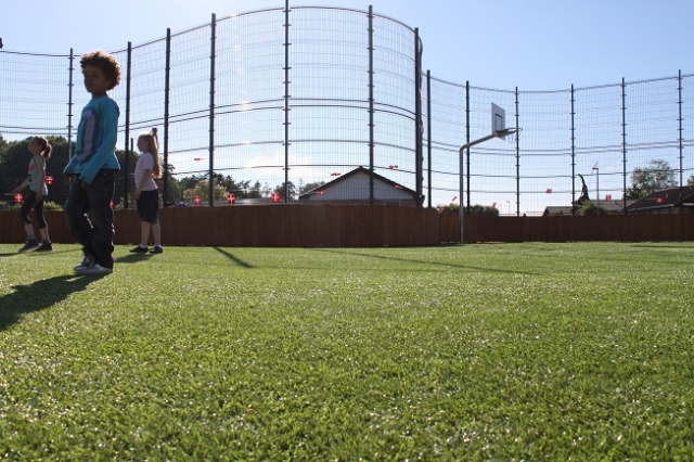 Lars Laj Suprafata, Iarba artificiala