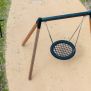 Leagăn Single Swing (BNS 90cm) cu scaun rotund din plasă, cadru din lemn și metal pentru loc de joacă.