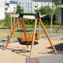 Leagăn Single Swing (BNS 90cm) cu cadru din lemn și scaun rotund pentru loc de joacă.