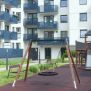 Single Swing (BNS 90cm) cu scaun rotund din plasă, cadru metalic și suporturi din lemn pentru loc de joacă.