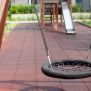 Single Swing (BNS 90cm) cu scaun rotund din plasă, suspendat pe lanțuri metalice, ideal pentru locuri de joacă.