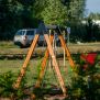Leagăn Single Swing (BNS 90cm) din lemn și metal, cu scaun tip cauciuc suspendat pe lanțuri.