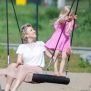 Leagăn Single Swing (BNS 90cm) cu platformă rotundă neagră, suspensie cu frânghii rezistente.