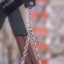 Lanțuri metalice și suport pentru Single Swing (BNS 90cm) pe terenul de joacă.