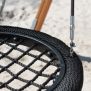 Single Swing (BNS 90cm) cu șnururi negre și cadru metalic pentru loc de joacă.