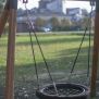 Leagăn Single Swing (BNS 90cm) cu scaun rotund din plasă, suspendat pe un cadru robust din lemn și metal.