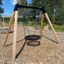 Single Swing (BNS 90cm) leagăn cu cadru din lemn și scaun rotund din plasă neagră pentru loc de joacă.