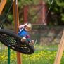 Single Swing (BNS 90cm) cu scaun rotund din plasă și structura din lemn pentru loc de joacă.