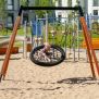Single Swing (BNS 90cm) cu cadru din lemn și metal și scaun rotund tip plasă pentru joacă în aer liber.
