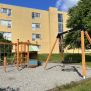 Leagăn Single Swing (BNS 90cm) cu cadru din lemn și scaun rotund pentru loc de joacă.