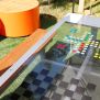 Bancă de joacă HPL Bench Chess and ludo game cu suprafață de joc pentru șah și ludo, cu piese colorate.