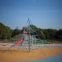Powerclimber climbing net, plasă de cățărat piramidală pentru locuri de joacă, cu structură metalică și frânghii albastre.